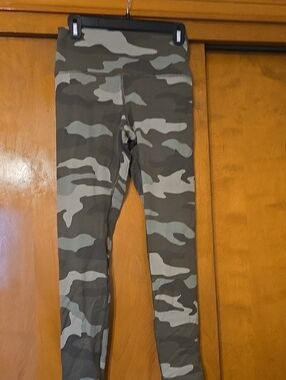 PINK Victoria's Secret Women's Camouflage Leggings in Green & Gray